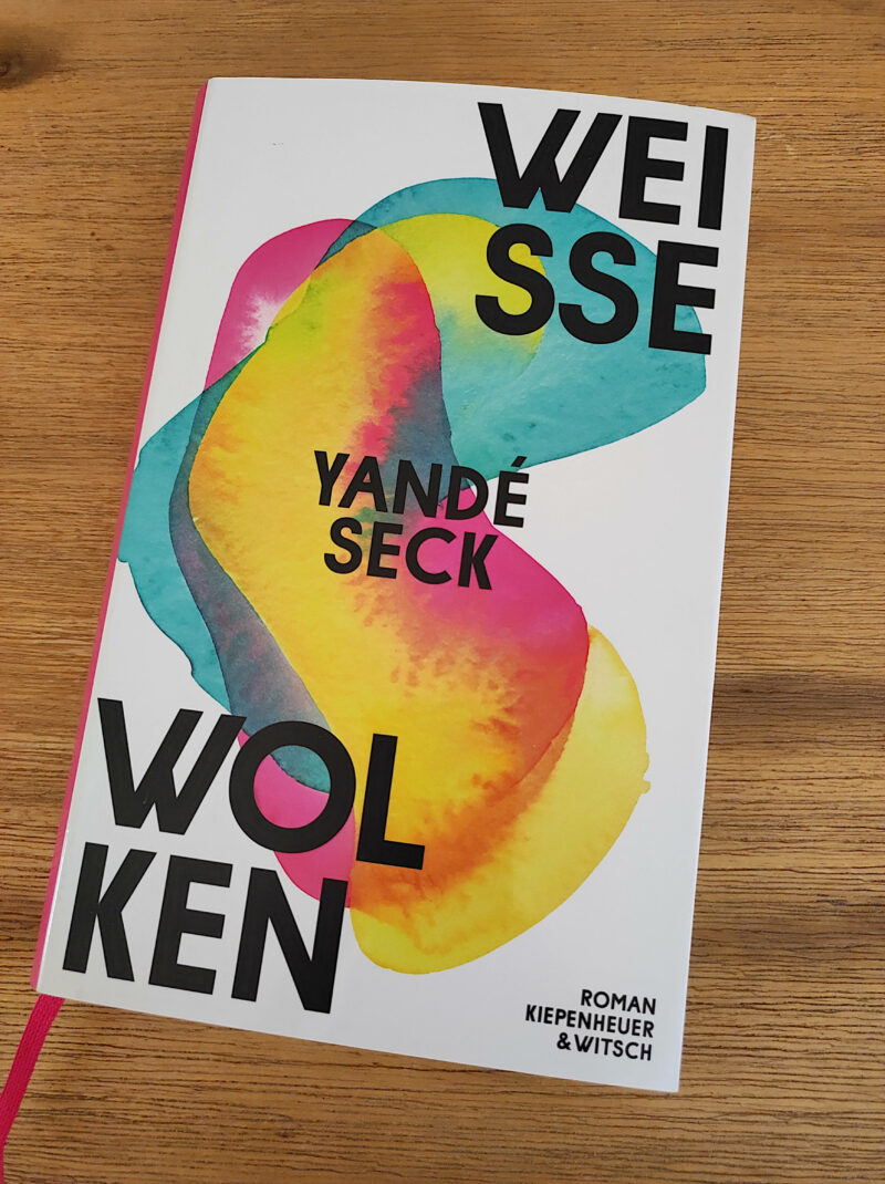 Yandé Seck. Weisse Wolken