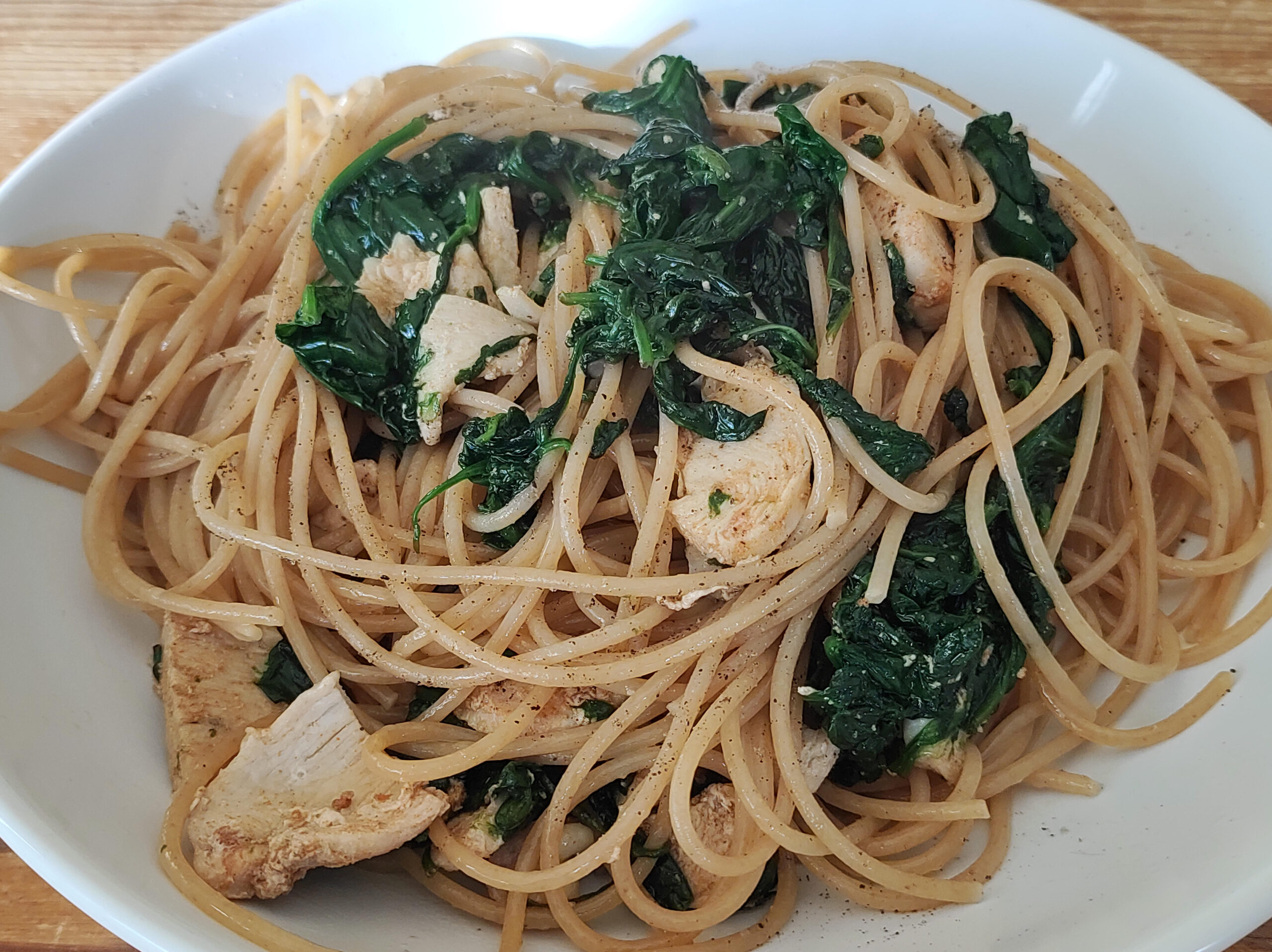 Vollkorn Spaghetti mit Spinat und Hähnchenbrust